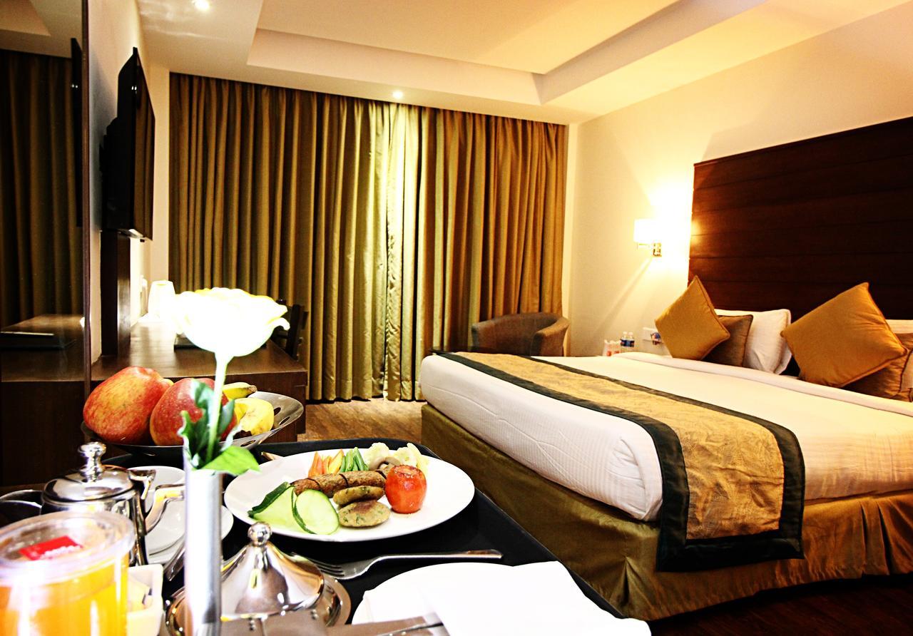 Aravali Clarks Inn Алвар Екстериор снимка